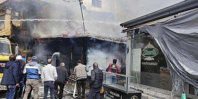 AFYON BOLVADİN’DE KORKUTAN YANGIN! MANİFATURA DÜKKANI ALEVLER İÇİNDE KALDI, İŞ YERİ KÜLE DÖNDÜ