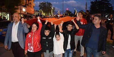 Afyon'da 1.000 Metrelik Bayrakla 