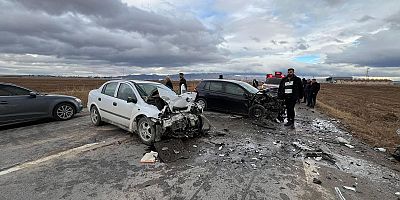 AFYON'DA KAFA KAFAYA ÇARPIŞAN 2 ARAÇ, KARI KOCAYI HAYATTAN KOPARDI!