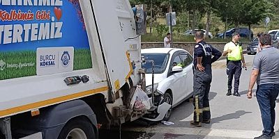 Afyon’da Otomobil Çöp Kamyonuna Çarptı: Temizlik İşçisinin Ayağı Koptu