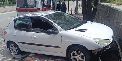 Afyon'da Otomobil Mezarlık Duvarına Çarptı: 3’ü Çocuk 5 Yaralı