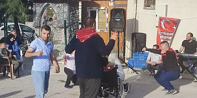Afyon’da Özel Bireyler Bir Günlüğüne Asker Oldu: Kınalar Yakıldı, Coşkulu Gece Düzenlendi