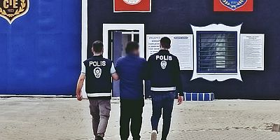 Afyon’da Perukla Eşkal Değiştirip Dolandırıcılık Yapan Şahıs Yakalandı