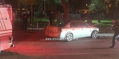 Afyon’da Trafik Kazası: Kontrolden Çıkan Araç Ağaca Çarptı
