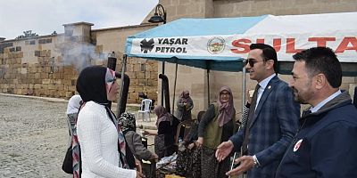 Afyon’un O İlçesinde Gençler İçin Hayır Çarşısı Kuruldu