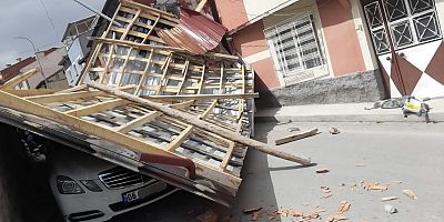 Afyonkarahisar’da Şiddetli Rüzgar Çatıyı Uçurdu