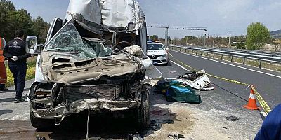Denizli-Afyon Karayolunda TIR ile Minibüs Çarpıştı: Ölü ve Yaralı Var!